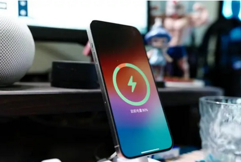 潮州苹果15换屏服务分享用什么充电器给iPhone15充电更好 